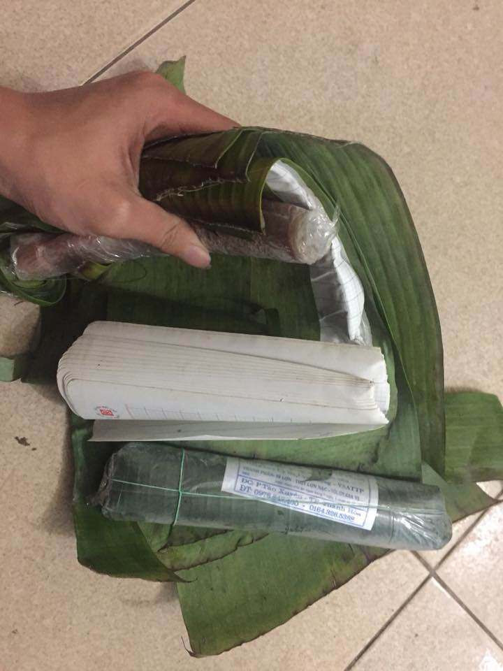 Nem chua khuyến mại thêm cả giấy.