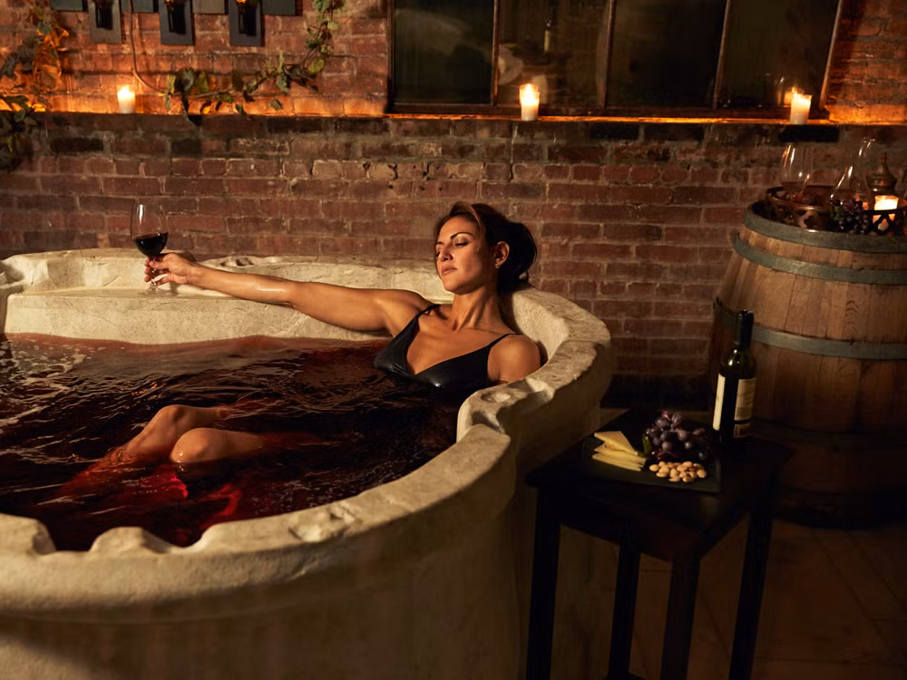Tắm rượu vang đỏ được một số người nổi tiếng lựa chọn vì nó giúp làm cho da mềm mịn hơn.