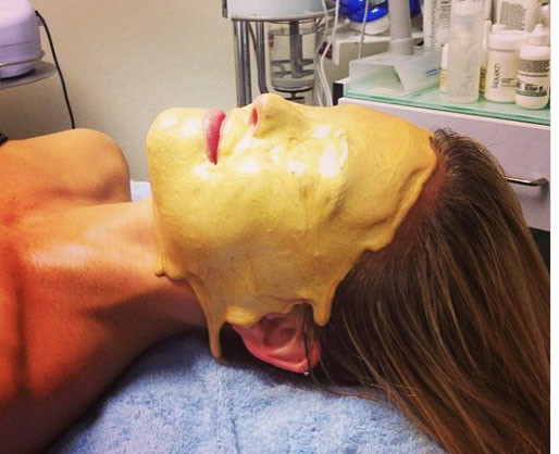 Đắp mặt nạ vàng là một trong những xu hướng làm đẹp kì quái nhất của sao Hollywood. Siêu mẫu người Israel Bar Refaeli đang đắp mặt nạ vàng 24 carat để giữ cho làn da tươi sáng và khỏe mạnh.