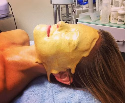 Đắp mặt nạ vàng là một trong những xu hướng làm đẹp kì quái nhất của sao Hollywood. Siêu mẫu người Israel Bar Refaeli đang đắp mặt nạ vàng 24 carat để giữ cho làn da tươi sáng và khỏe mạnh.