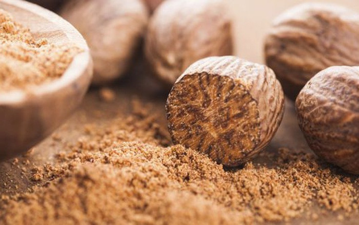 Hạt nhục đậu khấu chứa chất myristicin gây ảo giác đối với con người. Không những thế, hạt nhục đậu khấu còn gây nôn mửa, chóng mặt, đổ mồ hôi, đau đầu. 