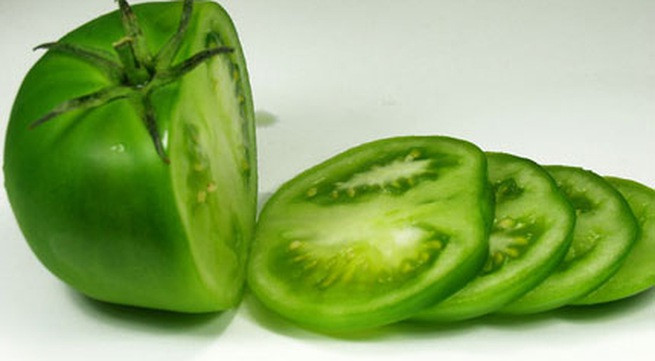 Cà chua xanh chứa chất độc kiềm có thể gây kích ứng dạ dày.