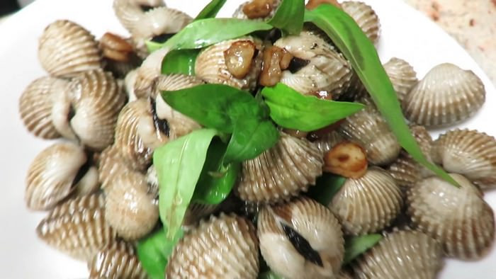 Sò huyết chứa rất nhiều virus và vi khuẩn, chẳng hạn như virus gây bệnh viêm gan (Hepatitis A) và viêm gan E (Hepatitis E), mầm bệnh thương hàn và bệnh lỵ. Do đó, nên nấu chín trước khi ăn và đặc biệt nên cẩn thận với hàu sống.