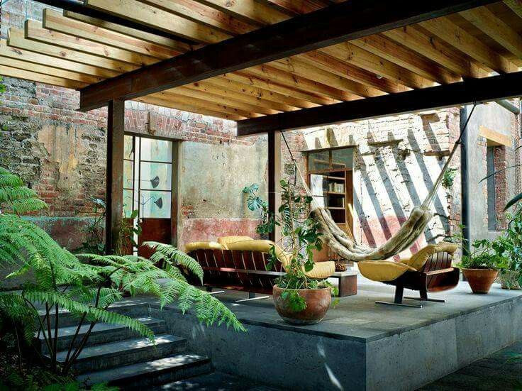 Quan tâm và chiều chuộng khiến chồng si mê vợ hơn. (Ảnh minh họa).