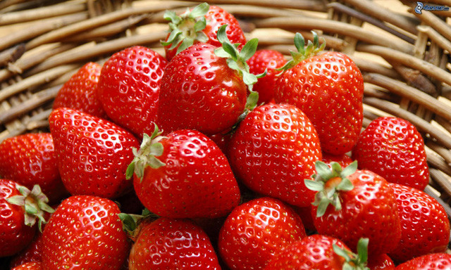 3. Dâu tây là một trong những thực phẩm mùa xuân bạn nên ăn nhiều để có sức khỏe tốt hơn. Quả này giàu chất chống oxy hóa và vitamin C có tác dụng giảm bớt nếp nhăn và giảm khô da.