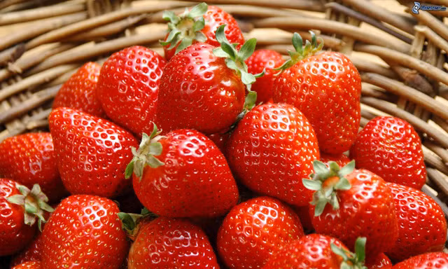 3. Dâu tây là một trong những thực phẩm mùa xuân bạn nên ăn nhiều để có sức khỏe tốt hơn. Quả này giàu chất chống oxy hóa và vitamin C có tác dụng giảm bớt nếp nhăn và giảm khô da.