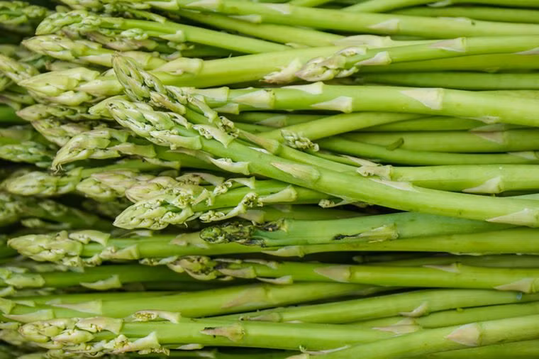 2. Măng tây cung cấp lượng lớn folate, loại vitamin B giúp bạn tránh khỏi tình trạng uể oải, mệt mỏi.