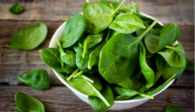 10. Rau bó xôi hay rau chân vịt cung cấp cho cơ thể chất sắt, thành phần quan trọng trong hồng cầu giúp cung cấp oxy và năng lượng cho cơ bắp. Ảnh: Internet.