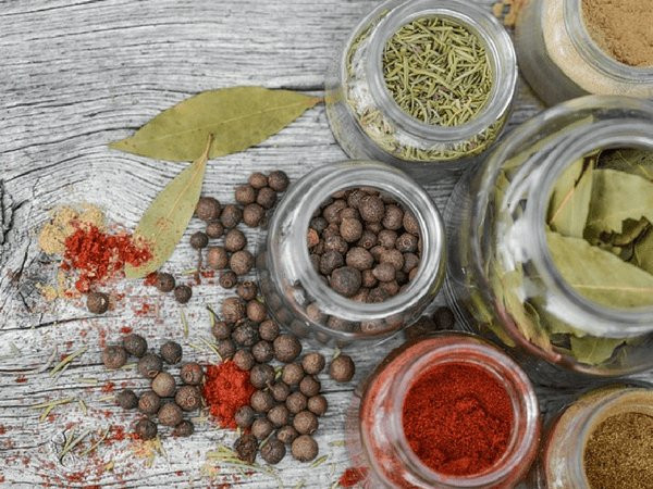 Trong khi nấu ăn, bạn có thể thêm gia vị và thảo mộc như quế, ớt, bột tỏi... Các loại thảo mộc và gia vị có một số hợp chất sẽ làm xương chắc khỏe tự nhiên. Ảnh: Boldsky.