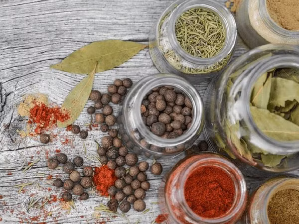 Trong khi nấu ăn, bạn có thể thêm gia vị và thảo mộc như quế, ớt, bột tỏi... Các loại thảo mộc và gia vị có một số hợp chất sẽ làm xương chắc khỏe tự nhiên. Ảnh: Boldsky.