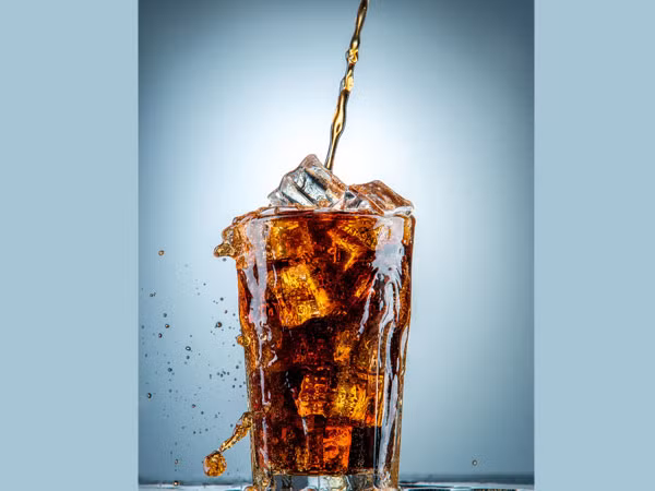 Tránh các thức uống có đường như soda bởi chúng có thể ảnh hưởng đến xương. Uống nước ngọt sẽ làm tăng nguy cơ gãy xương hông của phụ nữ lên 14%.