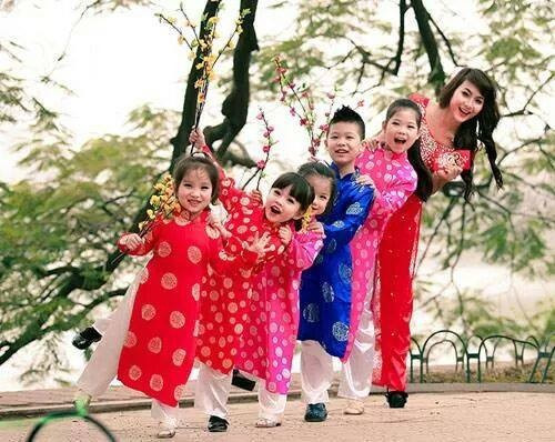 Theo văn hóa Trung hoa, màu đỏ cũng là màu của tài lộc và may mắn, vì vậy trong các dịp lễ tết gam màu này được xem là màu đem đến sự bình an, may mắn đến với tất cả mọi người.