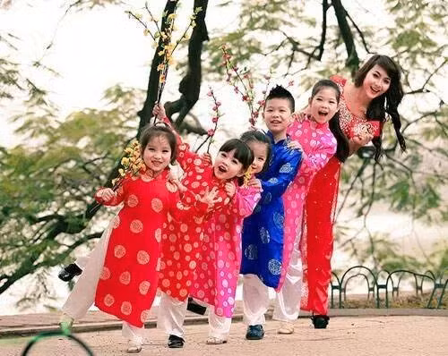 Theo văn hóa Trung hoa, màu đỏ cũng là màu của tài lộc và may mắn, vì vậy trong các dịp lễ tết gam màu này được xem là màu đem đến sự bình an, may mắn đến với tất cả mọi người.