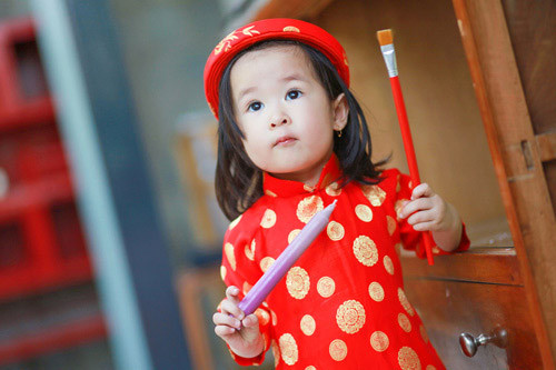 Màu đỏ tượng trưng cho sự đầm ấm, sung túc phù hợp với không khí thiêng liêng của ngày Tết cổ truyền. Do vậy, khi chọn màu áo đi chúc Tết, mọi người cũng ưa chuộng màu đỏ.