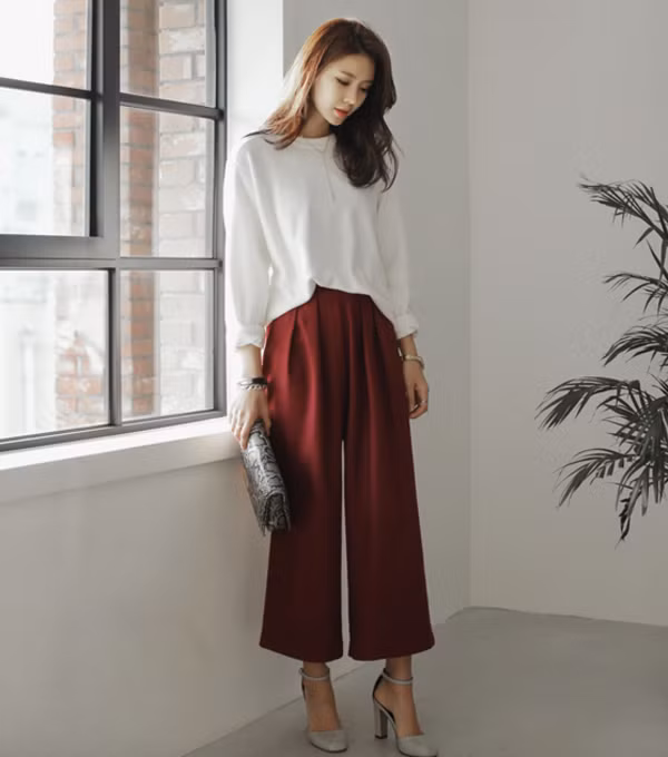 Tuy nhiên, dù thích màu sắc này đến đâu, bạn cũng nên phối đồ một cách hài hòa. Đơn giản nhất là hãy diện một chiếc váy đỏ hay quần đỏ và kết hợp cùng các phụ kiện tối màu. Nếu không, hãy kết hợp cùng tông trắng để tạo nên diện mạo vừa tươi sáng lại nhã nhặn hơn.