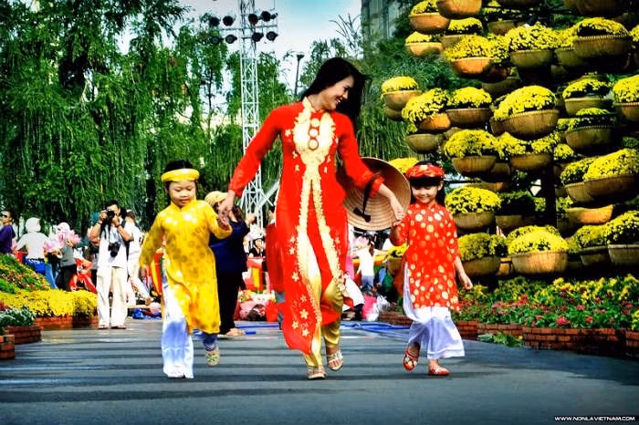 Theo quan niệm người xưa, những trang phục màu hồng, đỏ, vàng, xanh… tạo nên sự phấn khởi và vui vẻ để đón chào năm mới. Tùy vào sở thích cá nhân mà bạn có thể chọn các gam màu đậm, nhạt hoặc kết hợp màu quần áo và phụ kiện thích hợp.