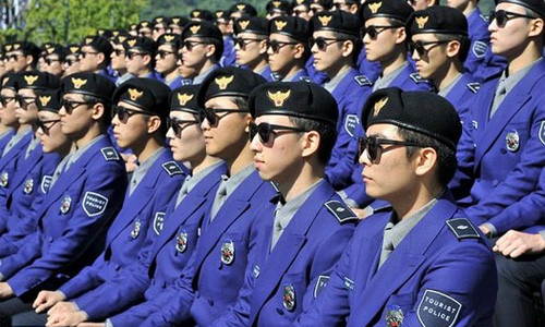 Cảnh sát mặc theo phong cách Gangnam Style của Hàn Quốc.