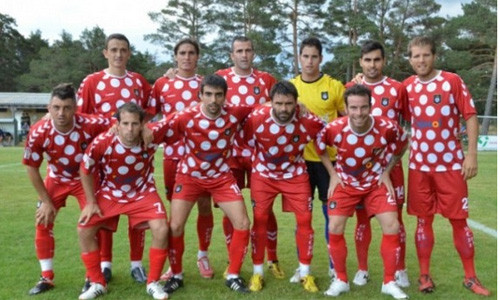 Những chàng trai yêu màu đỏ chấm bi.