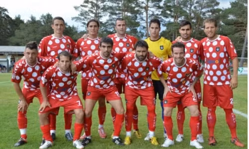 Những chàng trai yêu màu đỏ chấm bi.