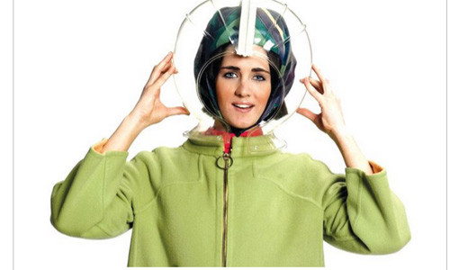 Đây là trang phục của nhà du hành vũ trụ? Không, nó chỉ là đồng phục tiếp viên hàng không mà thôi.