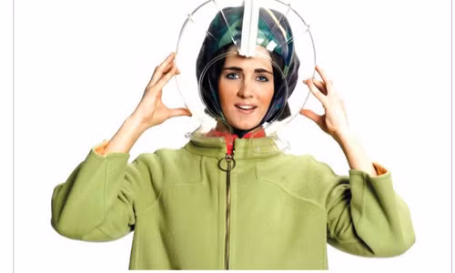 Đây là trang phục của nhà du hành vũ trụ? Không, nó chỉ là đồng phục tiếp viên hàng không mà thôi.