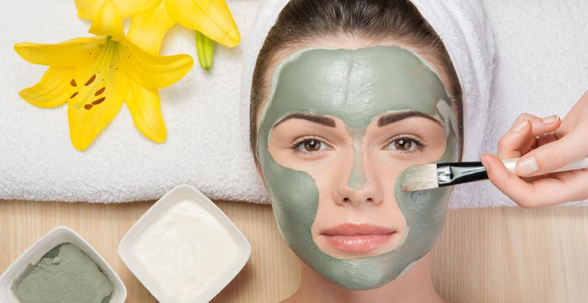 Đắp mặt nạ dưỡng da 1 lần 1 tuần để da luôn trắng sáng, rạng rỡ và tươi mới. Dùng mặt nạ tinh bột nghệ hay mặt nạ bùn là gợi ý cho bạn để nhanh chóng có được làn da mịn màng.