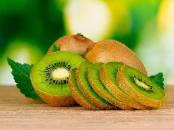 Kiwi là trái cây nhiệt đới ngon với hàm lượng vitamin C cao. Một trái kiwi chứa 273 mg vitamin C.