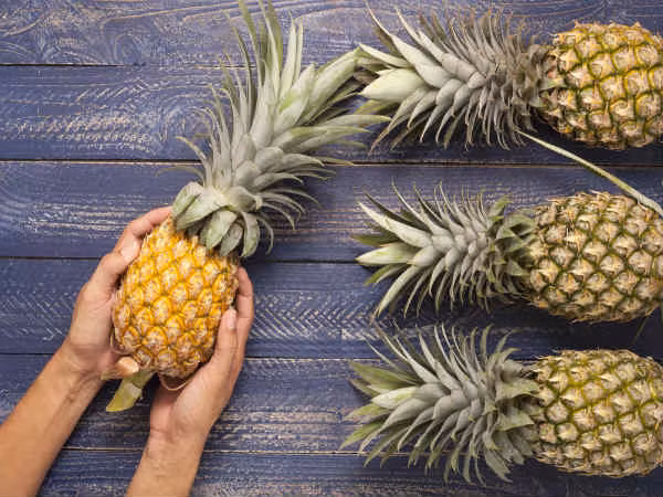 Dứa là trái cây nhiệt đới có hàm lượng vitamin C cao, bạn nên ăn thường xuyên.