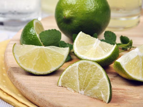 Chanh cũng giàu vitamin C, rất tốt cho quá trình giảm cân và làm đẹp da bởi loại quả này có lượng calo thấp và không có cholesterol.