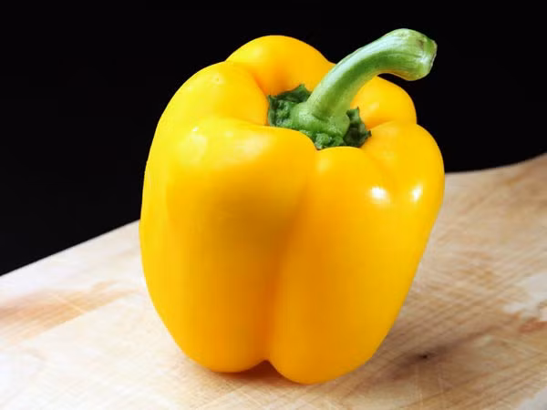 Ớt chuông vàng là thực phẩm giàu vitamin C. Một quả ớt chuông lớn chứa 341 mg vitamin C và bạn nên ăn để tăng cường khả năng miễn dịch.