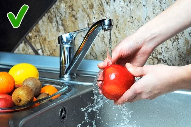1. Trái cây và rau củ có vỏ ăn được: Nếu nhìn thấy trái cây và rau củ có vỏ ăn được sạch và bóng, điều đó không có nghĩa là bạn không cần rửa chúng. Ngược lại, bạn luôn luôn phải làm sạch các thực phẩm này bằng nước sạch, tuyệt đối không sử dụng xà phòng. Sau đó, chỉ cần làm khô chúng bằng khăn giấy sạch là có thể ăn được.