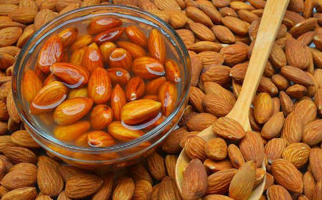 10. Các loại hạt: Bạn nên rửa các loại hạt trước khi sử dụng, ngay cả khi chúng đã được bóc vỏ. Bởi chúng ta không bao giờ biết chắc chắn về cách chúng được lưu giữ và vận chuyển. Ngoài ra, rửa sạch hạt sẽ giúp loại bỏ axit phytic, một loại chất được sử dụng để bảo vệ hạt khỏi kí sinh trùng, nhưng nó cũng có thể gây hại cho cơ thể con người.