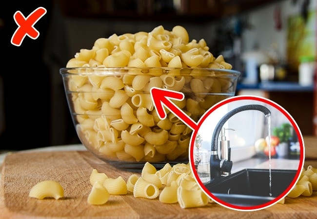 4. Mì ống: Rửa mì ống không phải là một ý tưởng hay để làm sạch nó. Các đầu bếp nghĩ rằng, làm sạch mì ống với nước sẽ khiến lớp tinh bột bị loại bỏ, làm giảm khả năng hấp thụ nước sốt của món ăn. Bạn có thể rửa mì ống trong trường hợp muốn dùng nó làm một loại salad hoặc chế biến món xào.