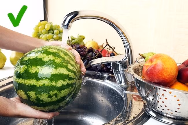 9. Trái cây và rau củ có vỏ không ăn được: Cho dù chúng ta có thể bóc và loại bỏ vỏ của những thực phẩm này, thì vi khuẩn từ da cũng hoàn toàn có thể lây lan vào phần ăn được. Đó là lý do tại sao, bạn luôn cần rửa sạch chuối, dưa hấu, cam và các loại trái cây, rau củ có vỏ khác trước khi ăn, dù bạn không hề tiêu thụ vỏ của chúng.