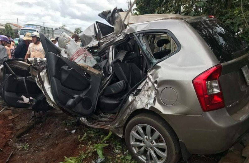 Ô tô 7 chỗ bị tông bẹp dúm khiến 1 người chết, 4 người bị thương nặng.
