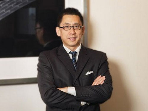 Năm 2009, ông Franklin Heng (ảnh), 44 tuổi, giám độc một tập đoàn về nhà đất, đã tử vong vì phẫu thuật thẩm mỹ cắt mỡ bụng và lưng. Ông Franklin đã tử vong ngay trên bàn phẫu thuật mà sau đó nguyên nhân được pháp y cung cấp là do sử dụng quá liều chất gây mê.