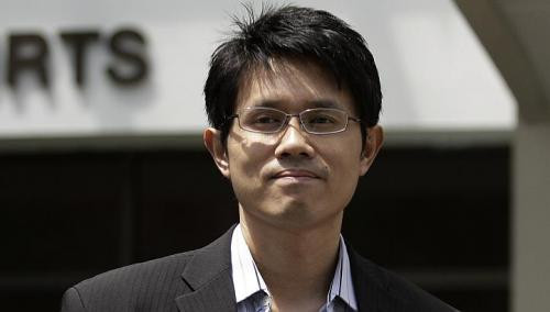 Người thực hiện kíp mổ là bác sĩ Jim Wong (ảnh), 36 tuổi và phụ tá là bác sĩ Zhu Xin Chu, 48 tuổi. Cảnh sát cho biết, trong quá trình phẫu thuật do tay nghề non kém, bác sĩ Wong đã 13 lần vô ý đâm nhầm vào ruột của bệnh nhân. Hai bác sĩ này đã bị cấm hoạt động trong lĩnh vực phẫu thuật thẩm mỹ.