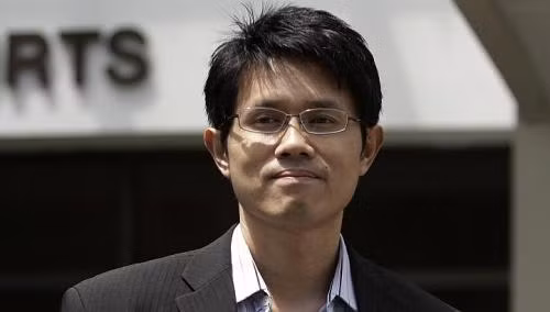 Người thực hiện kíp mổ là bác sĩ Jim Wong (ảnh), 36 tuổi và phụ tá là bác sĩ Zhu Xin Chu, 48 tuổi. Cảnh sát cho biết, trong quá trình phẫu thuật do tay nghề non kém, bác sĩ Wong đã 13 lần vô ý đâm nhầm vào ruột của bệnh nhân. Hai bác sĩ này đã bị cấm hoạt động trong lĩnh vực phẫu thuật thẩm mỹ.