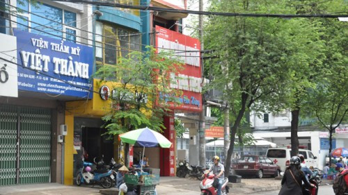 Tháng 7/2017, ông Edward Hartley (53 tuổi, quốc tịch Mỹ) đã tử vong khi hút mỡ bụng tại thẩm mỹ viện Việt Thành (Sài Gòn). Cụ thể, sau khi được tiêm thuốc tê trước khi thực hiện hút mỡ bụng khoảng 10-15 phút, ông Edward Hartley có dấu hiệu trụy mạch, sau đó tử vong. Thẩm mỹ viện Việt Thành gây ra cái chết của người đàn ông Mỹ bị xử phạt 64 triệu đồng.