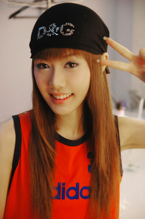 Nữ ca sĩ kiêm người mẫu Trung Quốc, 24 tuổi Vương Bối đã tử vong khi thực hiện ca phẫu thuật thu hẹp gương mặt (xương quai hàm) ngày 15/11/2010. Theo điều tra ban đầu nguyên nhân cái chết do bác sĩ tiến hành sai cách, gây chảy máu và tràn vào phổi. Vương Bối chết thì nghẹt thở.