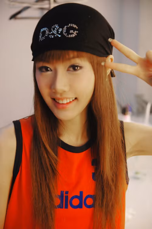 Nữ ca sĩ kiêm người mẫu Trung Quốc, 24 tuổi Vương Bối đã tử vong khi thực hiện ca phẫu thuật thu hẹp gương mặt (xương quai hàm) ngày 15/11/2010. Theo điều tra ban đầu nguyên nhân cái chết do bác sĩ tiến hành sai cách, gây chảy máu và tràn vào phổi. Vương Bối chết thì nghẹt thở.