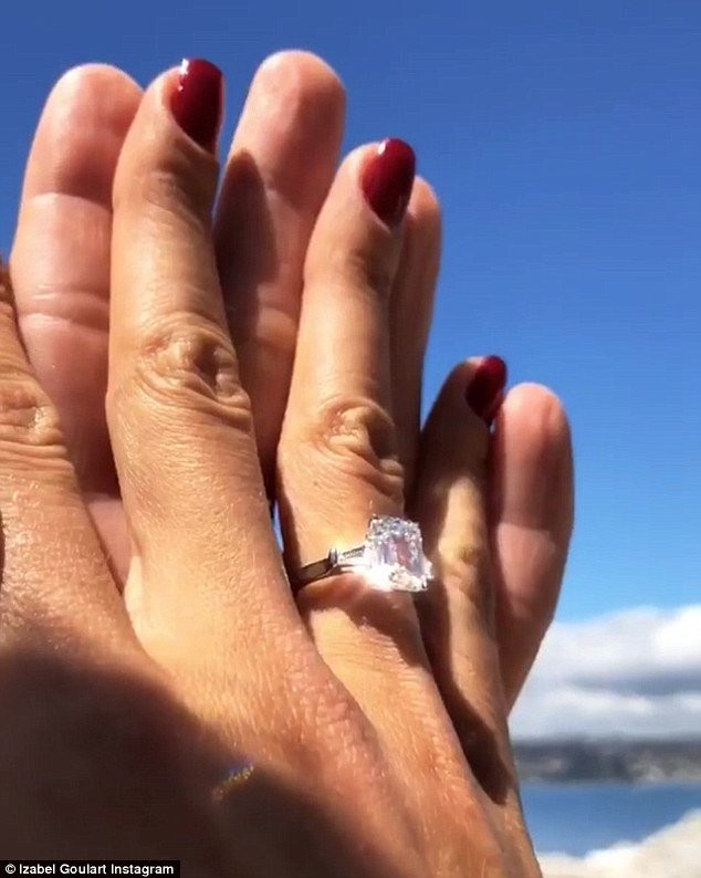 Chiếc nhẫn kim cương cỡ lớn được cựu thiên thần Victoria's Secret khoe với người hâm mộ.