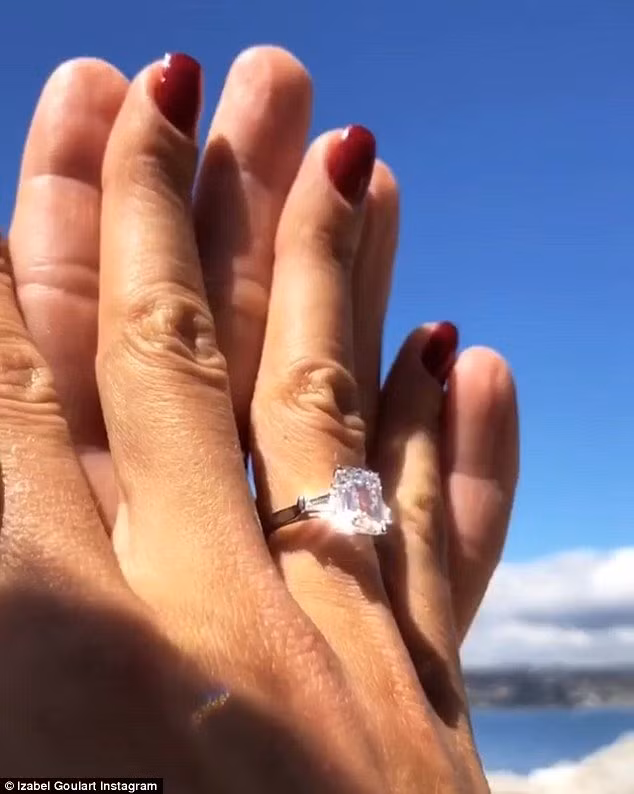 Chiếc nhẫn kim cương cỡ lớn được cựu thiên thần Victoria's Secret khoe với người hâm mộ.