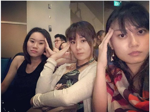 Ba cô gái cùng thử tạo dáng "giả vở đau đầu".