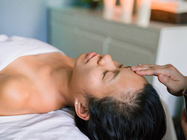 Mát xa trán: Nhỏ vài giọt dầu ôliu lên trán và massage nhẹ nhàng theo chuyển động lên xuống trong 8-10 phút. Làm điều này một hoặc hai lần mỗi ngày để có kết quả nhanh hơn.