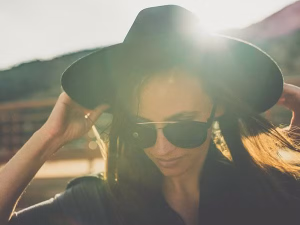 Bất cứ khi nào ra ngoài, bạn phải bôi kem chống nắng hoặc che trán bằng khăn quàng để tránh ánh sáng mặt trời chiếu trực tiếp.