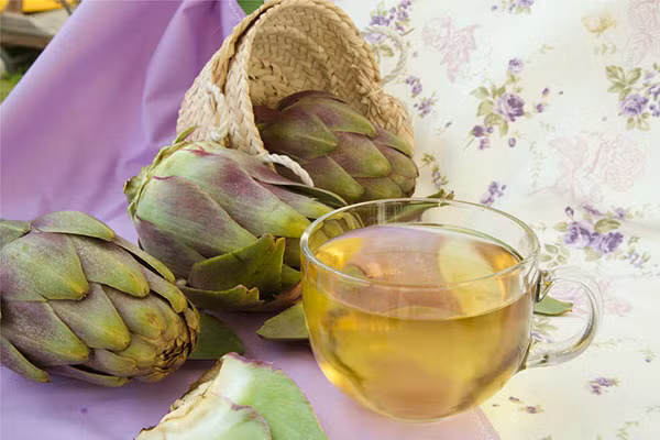 Trà atiso có tác dụng thanh nhiệt, giải độc nhờ các acid hữu cơ, flavonoid, taraxasterol và faradiol. Mỗi ngày uống 1 ly trà atiso khoảng 200ml thì không còn lo bị nhiễm độc gan.