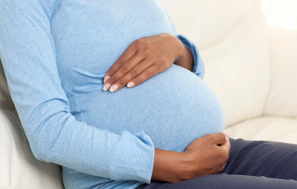 4. Lắng nghe tiếng nói của mẹ: Ở tuần 25-26, trẻ bắt đầu phản ứng với những tiếng ồn mà chúng nghe thấy bên ngoài tử cung. Và trẻ bắt đầu nhận ra giọng nói của mẹ. Giọng nói mẹ cũng mang lại cho bé sự thoải mái và yên tâm như báo hiệu rằng mọi thứ đều ổn.