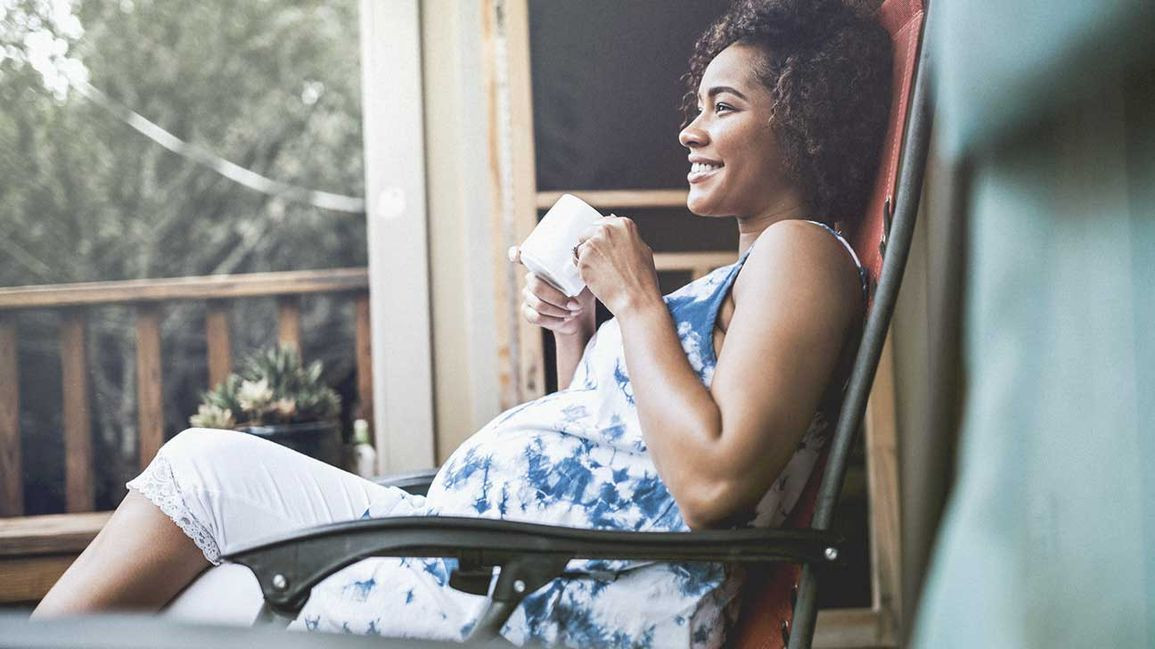 8. Tiếng cười của mẹ: Siêu âm đã chỉ ra rằng bào thai bắt đầu nảy lên và xuống khi các bà bầu cười. Hormone hạnh phúc được giải phóng khi bạn cảm thấy vui vẻ và điều này cũng có lợi cho trẻ sơ sinh. Vì vậy, hãy tạo ra nhiều khoảnh khắc tích cực nhất có thể. Ảnh: BS. 