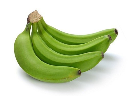 Hàm lượng chất xơ cao trong chuối xanh có khả năng làm sạch ruột, loại bỏ các tế bào chất béo không mong muốn và các tạp chất ra khỏi cơ thể. Vì vậy, ăn chuối xanh hàng ngày sẽ giúp bạn giảm cân hiệu quả. Ảnh: Boldsky.